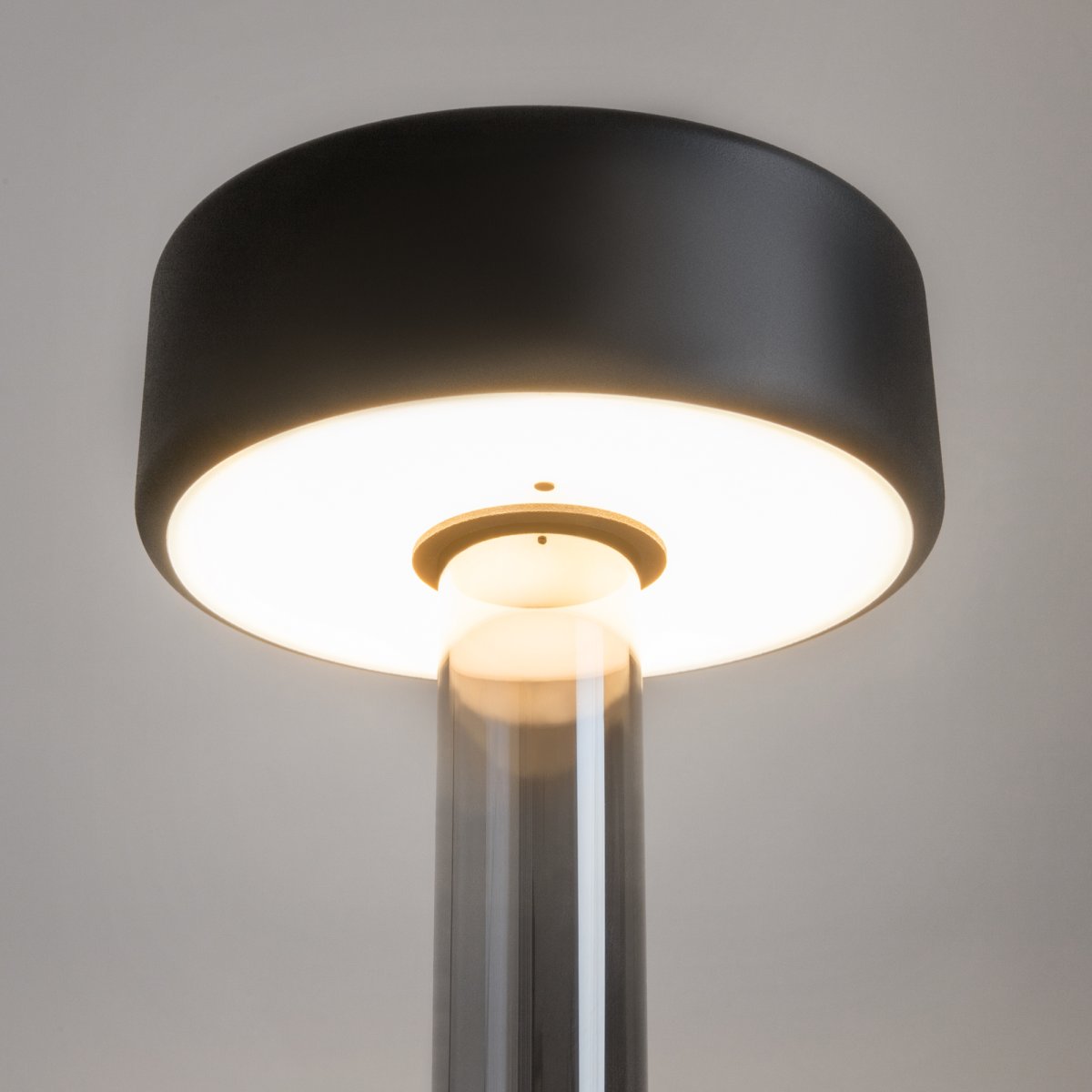 AI Collaboration 35cm Grau tragbare Von Maytoni - Die Lampen verfügen über einen praktischen Touch-Schalter über dem Lampenschirm und sind tragbar mit einer Akkulaufzeit von bis zu 8 Stunden.