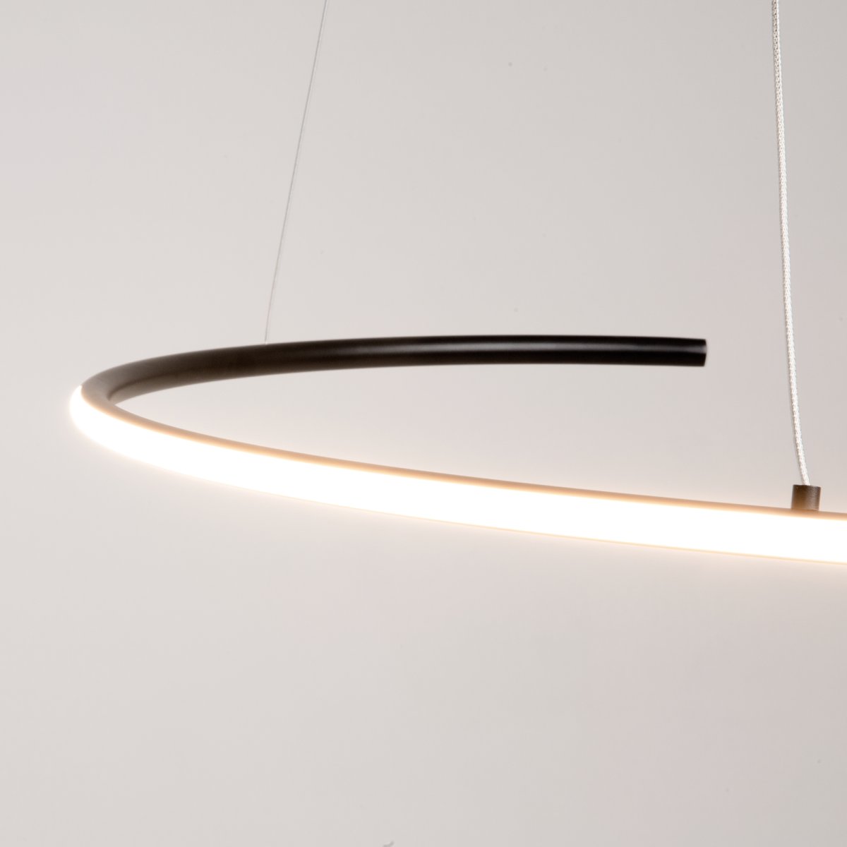 Curve Ø60 Schwarz hängelampe Von Maytoni - Curve ist ein eindrucksvolles Element in jedem modernen Interieur und setzt den Ton für ein stilvolles und anspruchsvolles Zuhause.