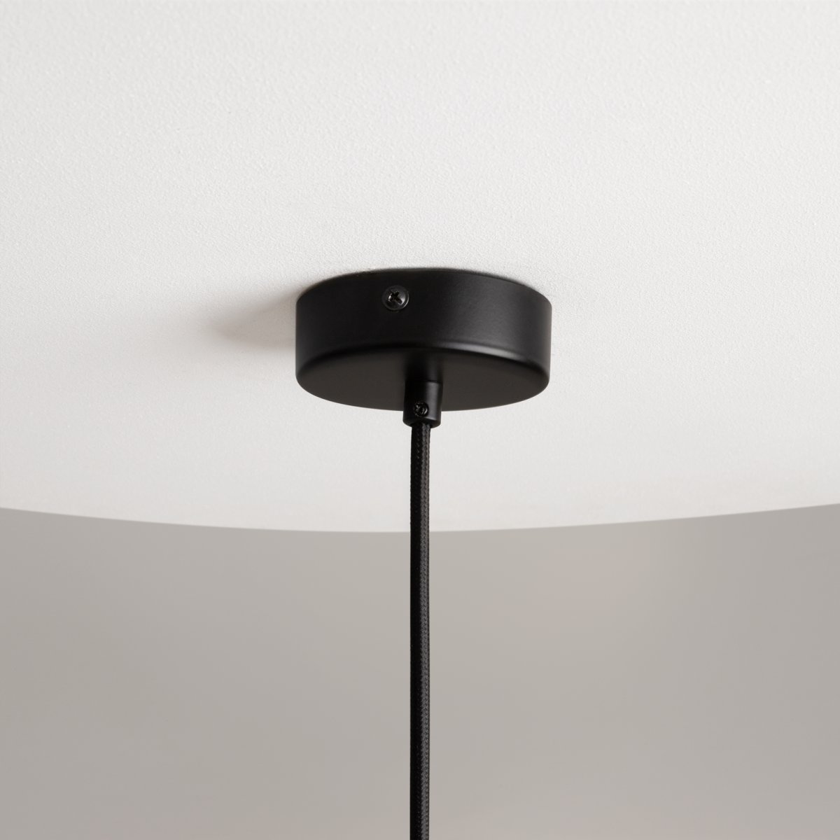 Mood Ø20 Schwarz hängelampe Von Maytoni - Diese Serie bezaubert durch ihre harmonischen Proportionen und die einzigartige Kombination aus Metallstruktur und Glaskugel.