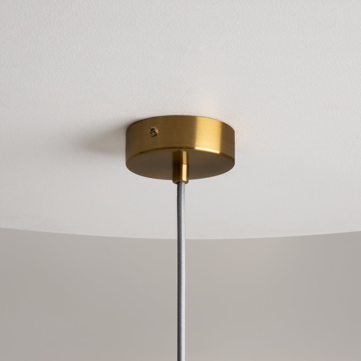 Mood Ø20 Messing hängelampe Von Maytoni - Diese Serie bezaubert durch ihre harmonischen Proportionen und die einzigartige Kombination aus Metallstruktur und Glaskugel.