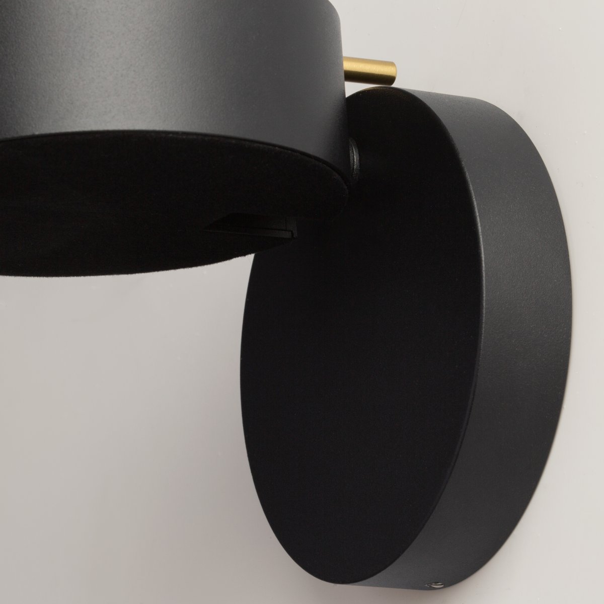 Nuance Ø10 Schwarz wandlampe Von Maytoni - Der drehbare Fuß und die verstellbare Lichtquelle, die sich über einen eleganten Metallstab bequem ausrichten lässt, schaffen sowohl angenehmes Arbeitslicht als auch eine gemütliche Atmosphäre im Schlafzimmer.