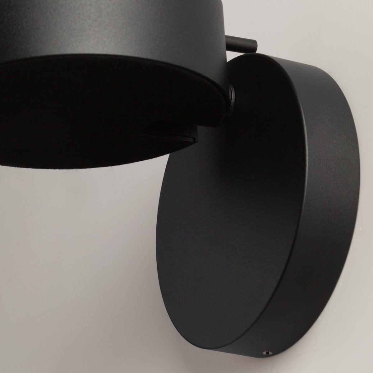 Nuance Ø10 Schwarz wandlampe Von Maytoni - Der drehbare Fuß und die verstellbare Lichtquelle, die sich über einen eleganten Metallstab bequem ausrichten lässt, schaffen sowohl angenehmes Arbeitslicht als auch eine gemütliche Atmosphäre im Schlafzimmer.