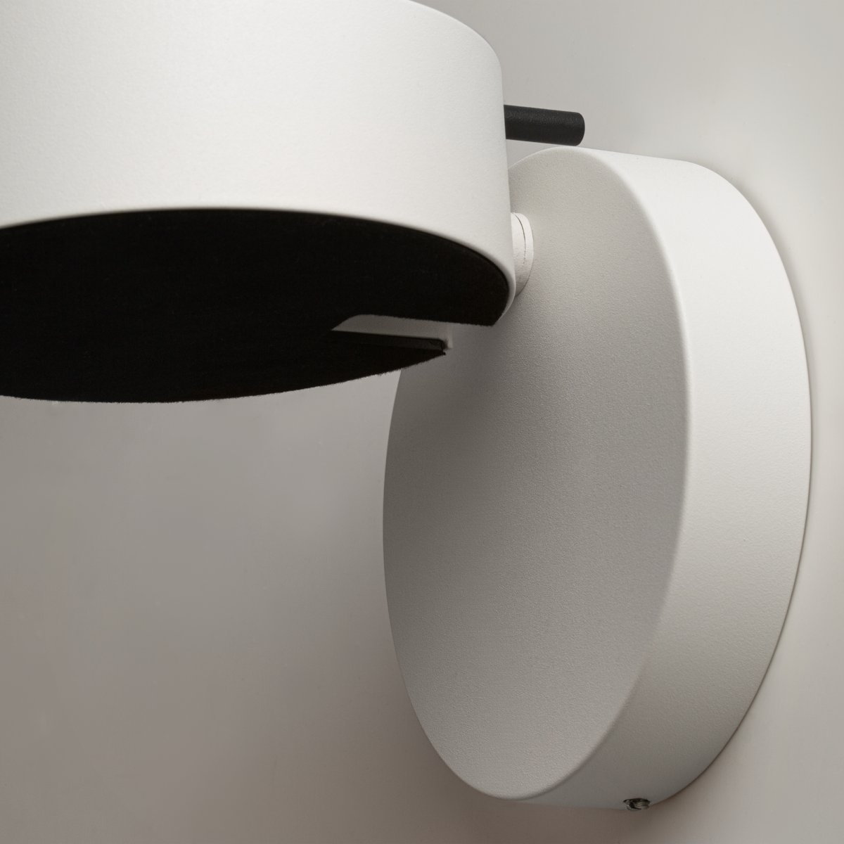 Nuance Ø10 Weiß wandlampe Von Maytoni - Der drehbare Fuß und die verstellbare Lichtquelle, die sich über einen eleganten Metallstab bequem ausrichten lässt, schaffen sowohl angenehmes Arbeitslicht als auch eine gemütliche Atmosphäre im Schlafzimmer.