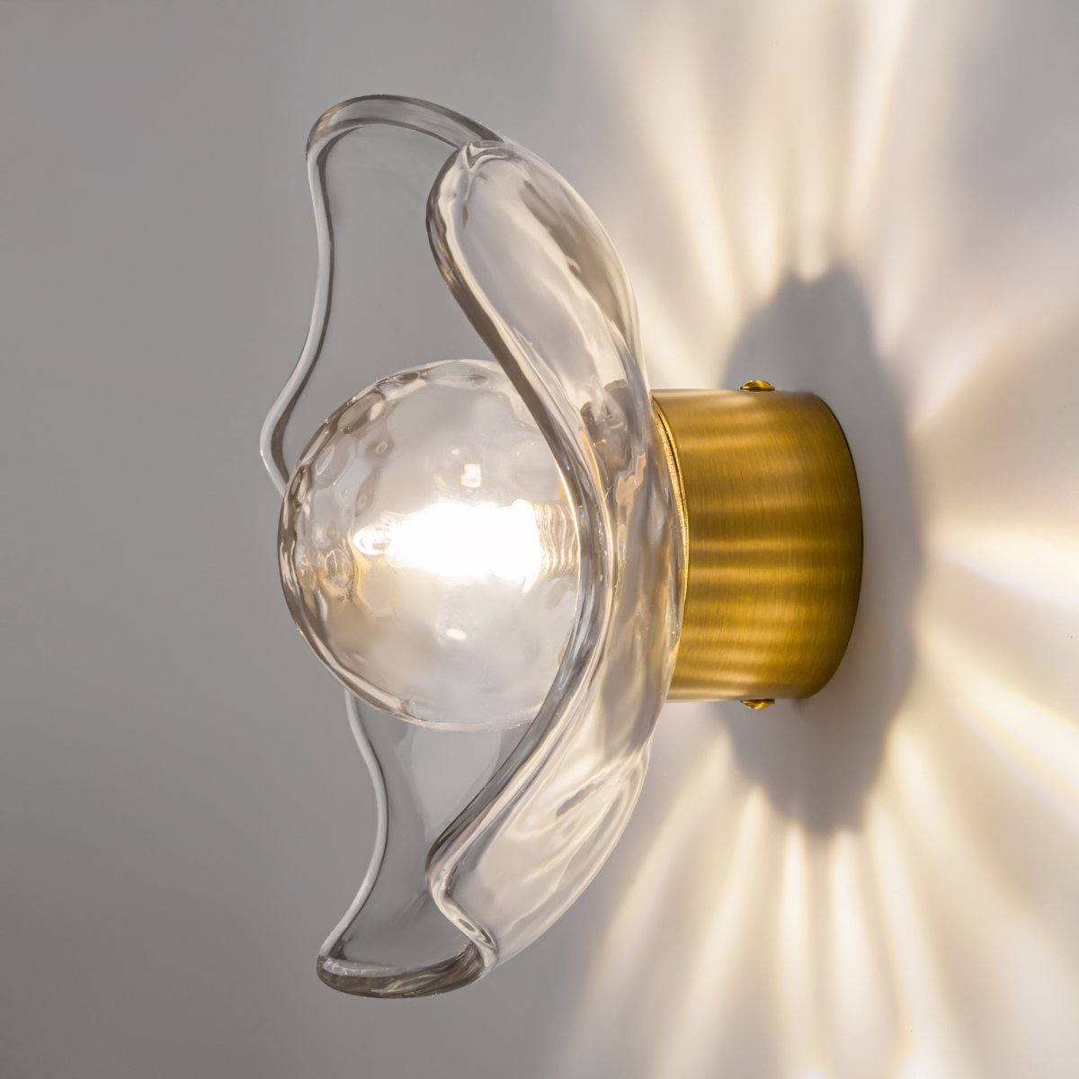 Miracle 1 Messing wandlampe Von Maytoni - Die Lampe hat eine weiche und organische Form, die zu einem spektakul&auml;ren Lichteffekt beitr&auml;gt.
