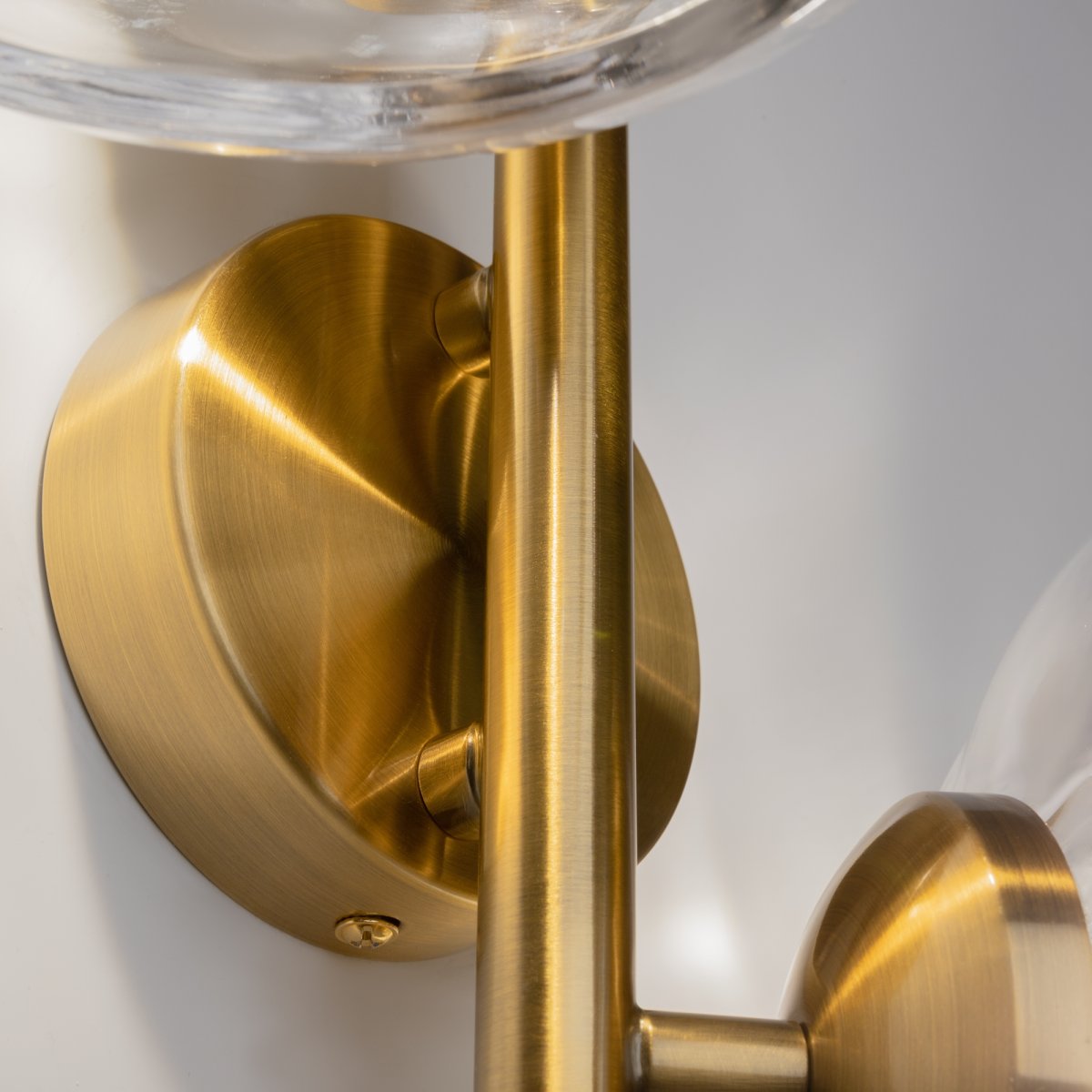 Miracle 2 Messing wandlampe Von Maytoni - Die Lampe hat eine weiche und organische Form, die zu einem spektakulären Lichteffekt beiträgt.
