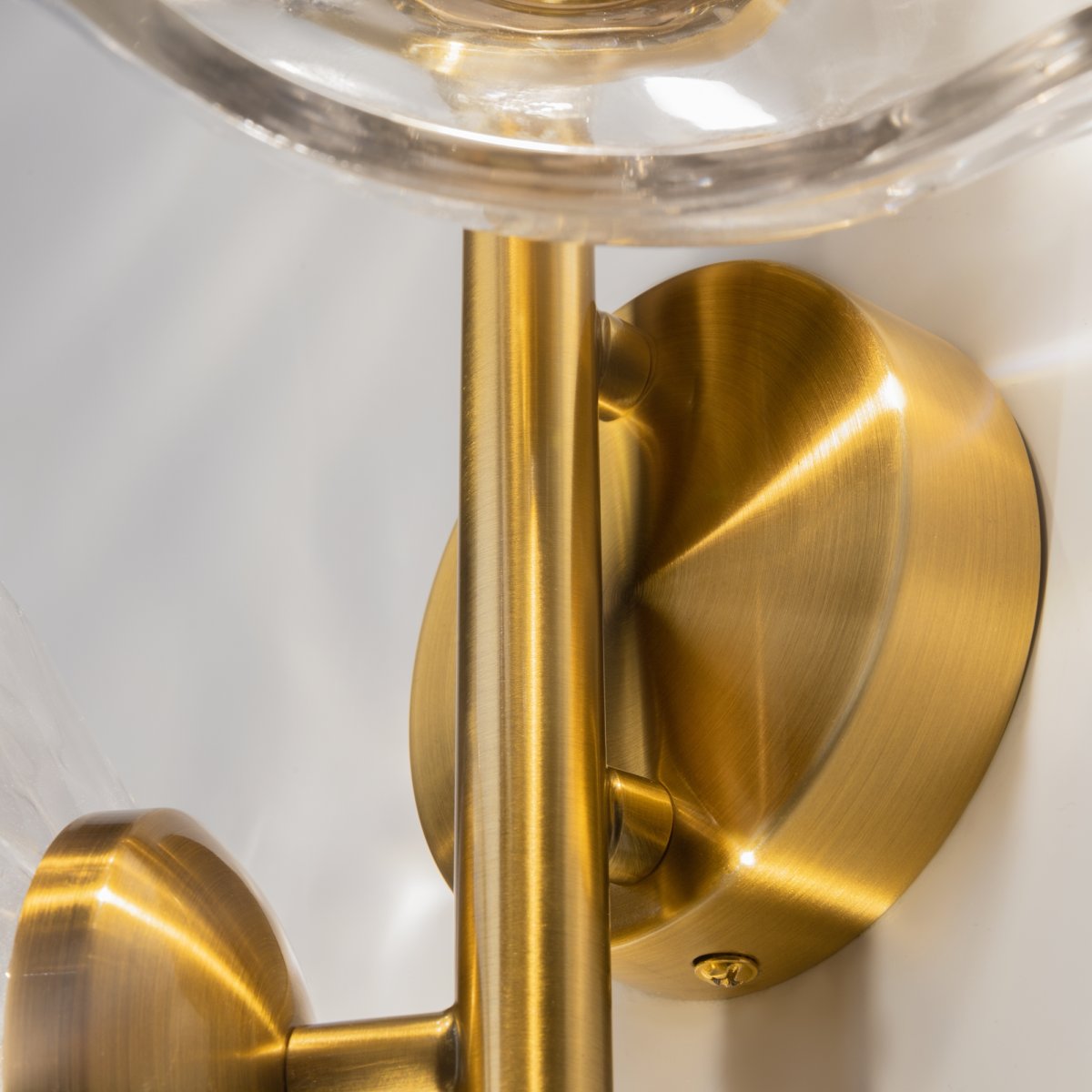 Miracle 4 Messing wandlampe Von Maytoni - Die Lampe hat eine weiche und organische Form, die zu einem spektakul&auml;ren Lichteffekt beitr&auml;gt.