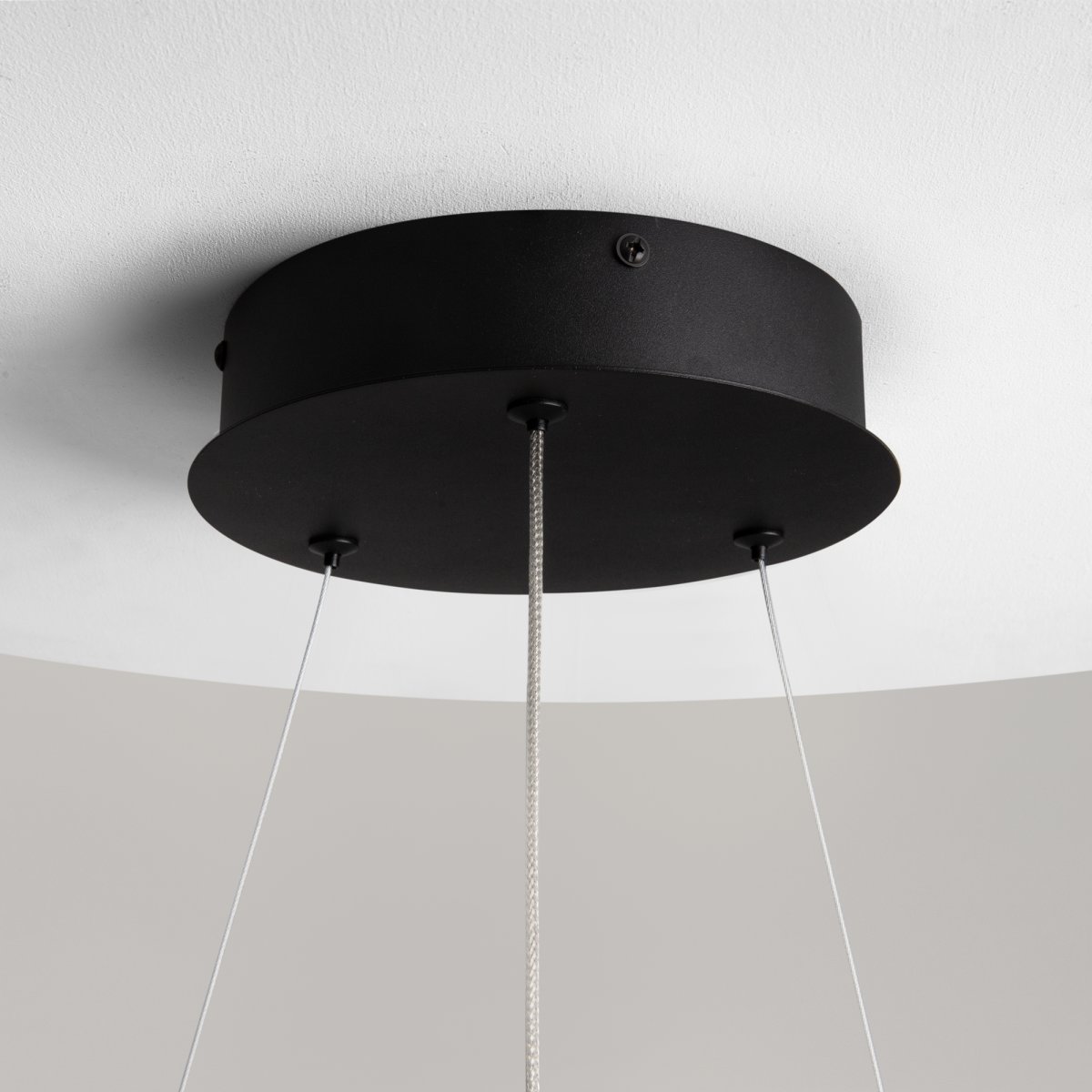 Curve Ø60 Schwarz hängelampe Von Maytoni - Curve ist ein eindrucksvolles Element in jedem modernen Interieur und setzt den Ton für ein stilvolles und anspruchsvolles Zuhause.