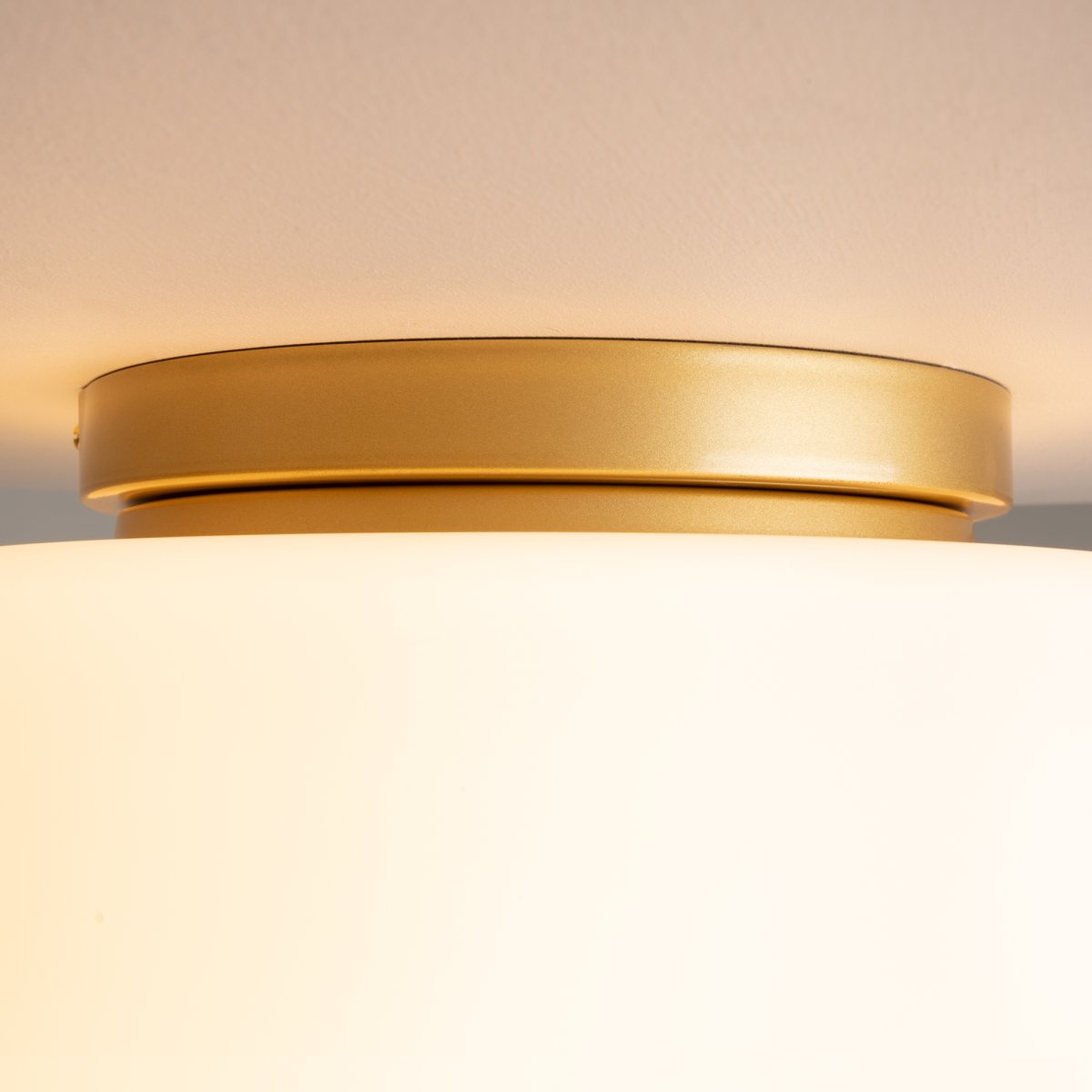Glassy Ø32 Gold deckenleuchte Von Maytoni - Perfekt f&uuml;r Flur, Schlafzimmer oder Wohnzimmer &ndash; Diese Deckenleuchte ist eine ausgezeichnete Wahl f&uuml;r alle, die eine stilvolle und funktionale Beleuchtungsl&ouml;sung suchen.