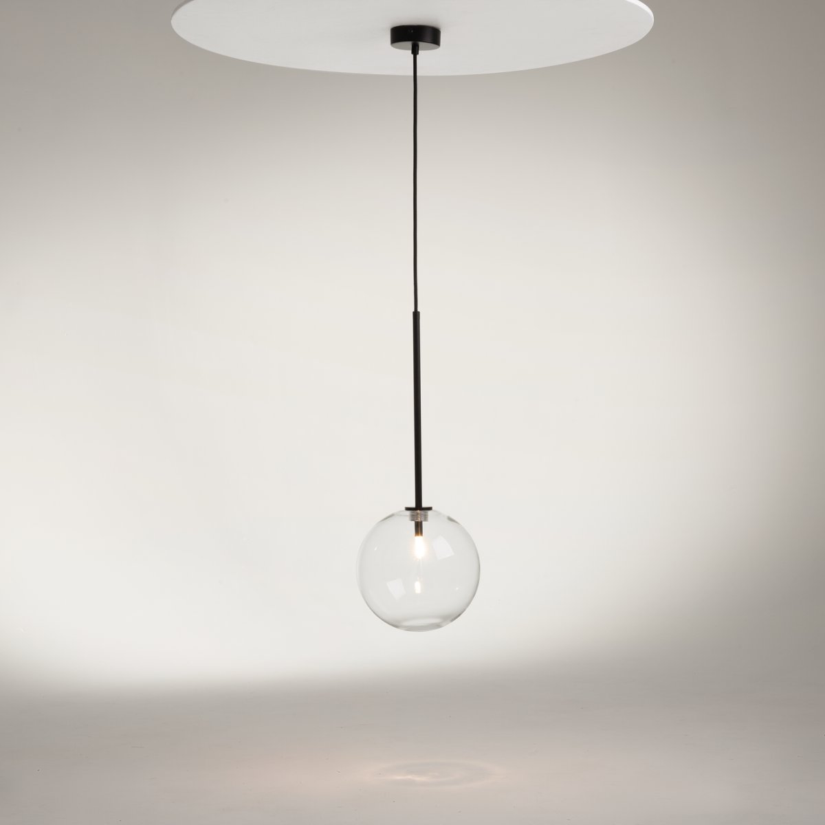 Mood Ø20 Schwarz hängelampe Von Maytoni - Diese Serie bezaubert durch ihre harmonischen Proportionen und die einzigartige Kombination aus Metallstruktur und Glaskugel.