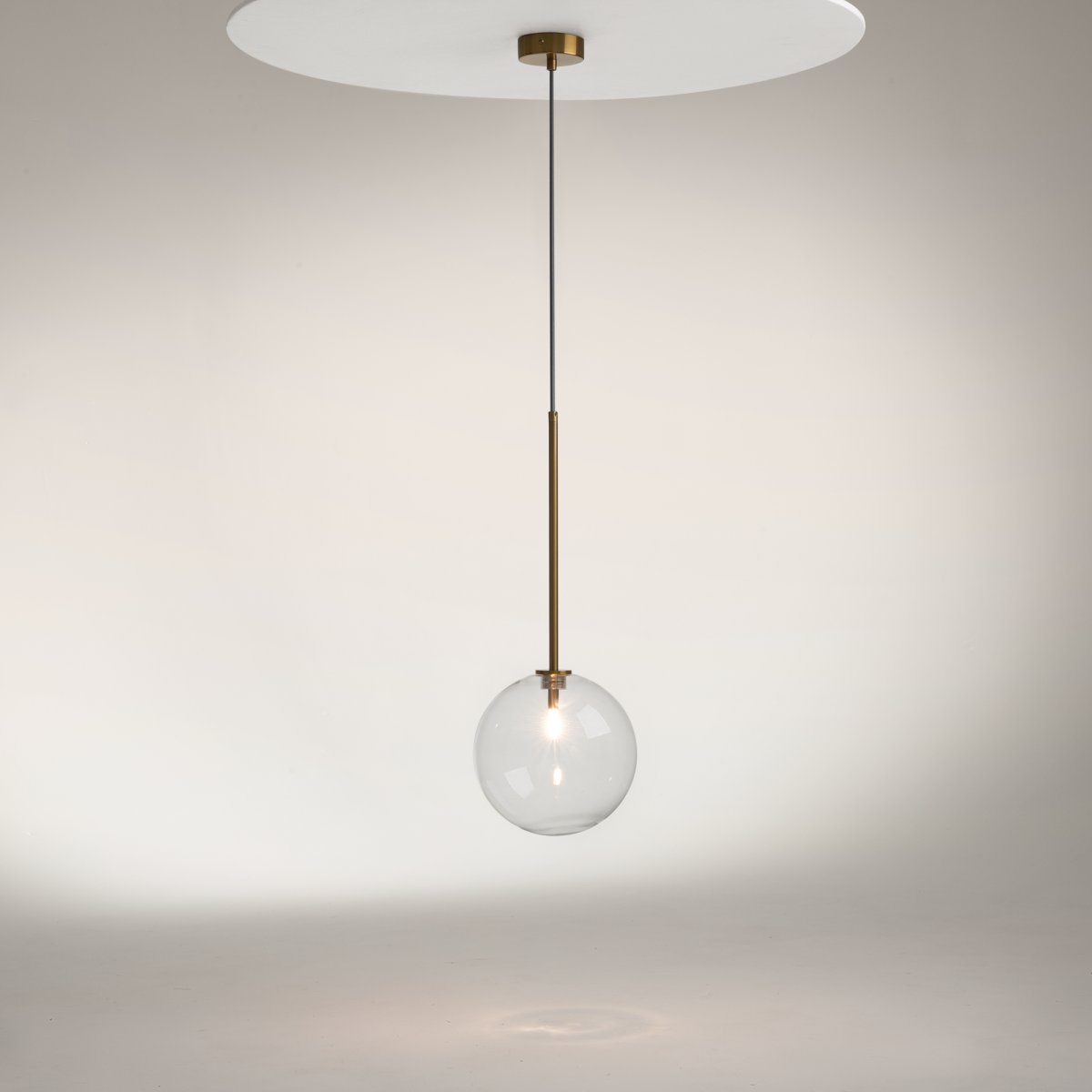 Mood Ø20 Messing hängelampe Von Maytoni - Diese Serie bezaubert durch ihre harmonischen Proportionen und die einzigartige Kombination aus Metallstruktur und Glaskugel.