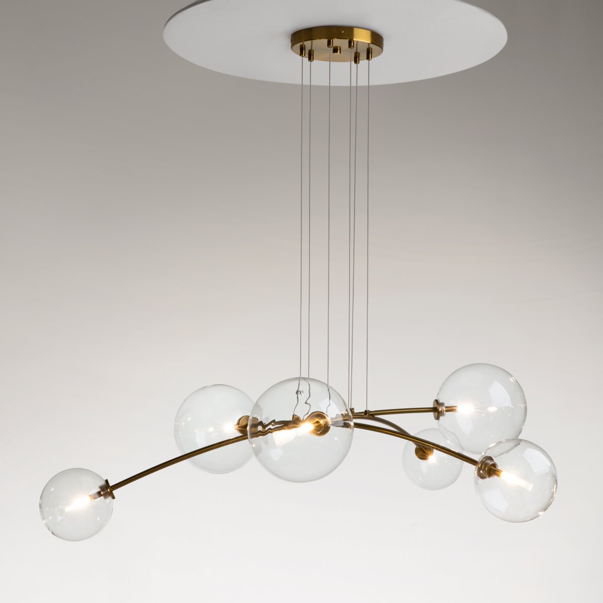 Mood 130cm Messing hängelampe Von Maytoni - Durch die Verwendung mehrerer Leuchten der gleichen Serie lassen sich einzigartige Kompositionen kreieren, die dem Raum zus&auml;tzlichen Stil und Lichtakzente verleihen.