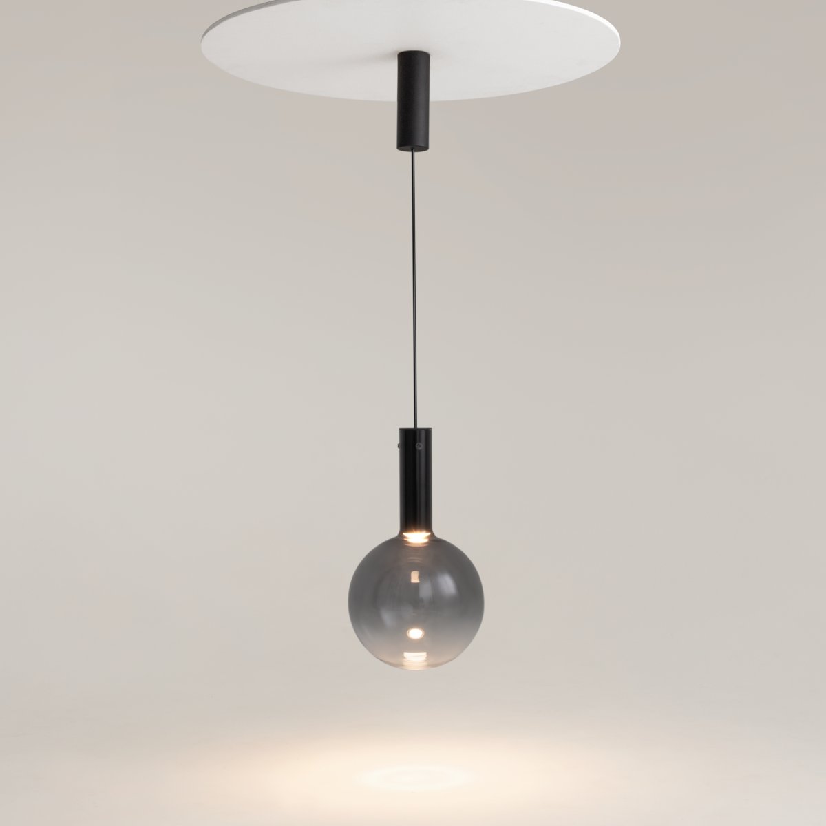Nebula Ø25 Schwarz hängelampe Von Maytoni - Die Pendelleuchte Nebula ist eine einzigartige und auffällige Lampe, die ein Gefühl der Unendlichkeit des Weltraums vermittelt.