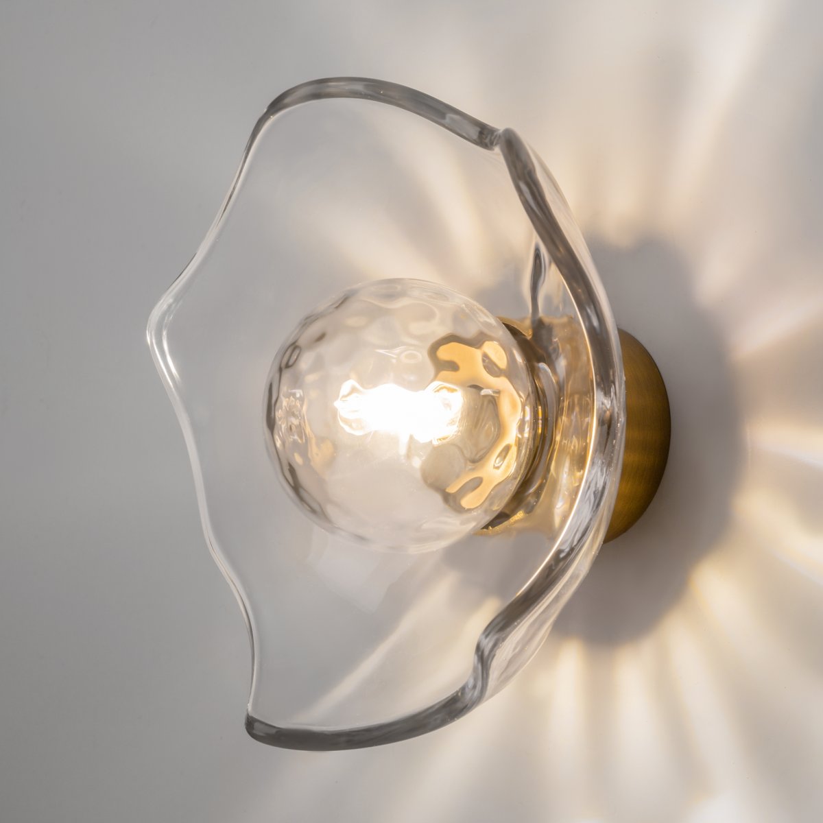 Miracle 1 Messing wandlampe Von Maytoni - Die Lampe hat eine weiche und organische Form, die zu einem spektakul&auml;ren Lichteffekt beitr&auml;gt.