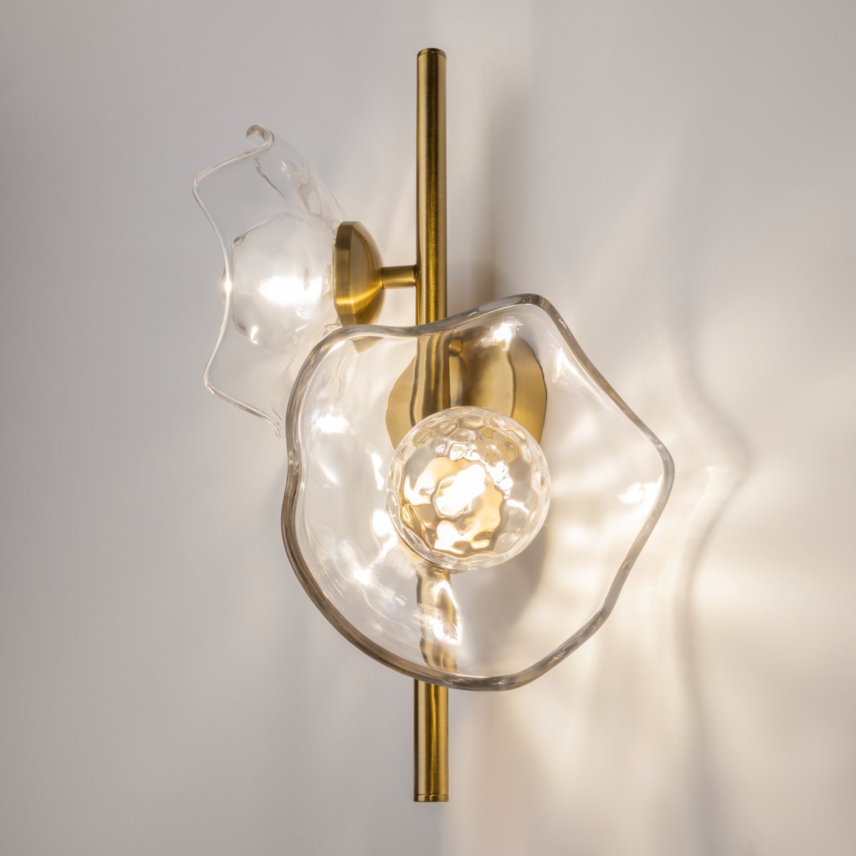 Miracle 2 Messing wandlampe Von Maytoni - Die Lampe hat eine weiche und organische Form, die zu einem spektakulären Lichteffekt beiträgt.