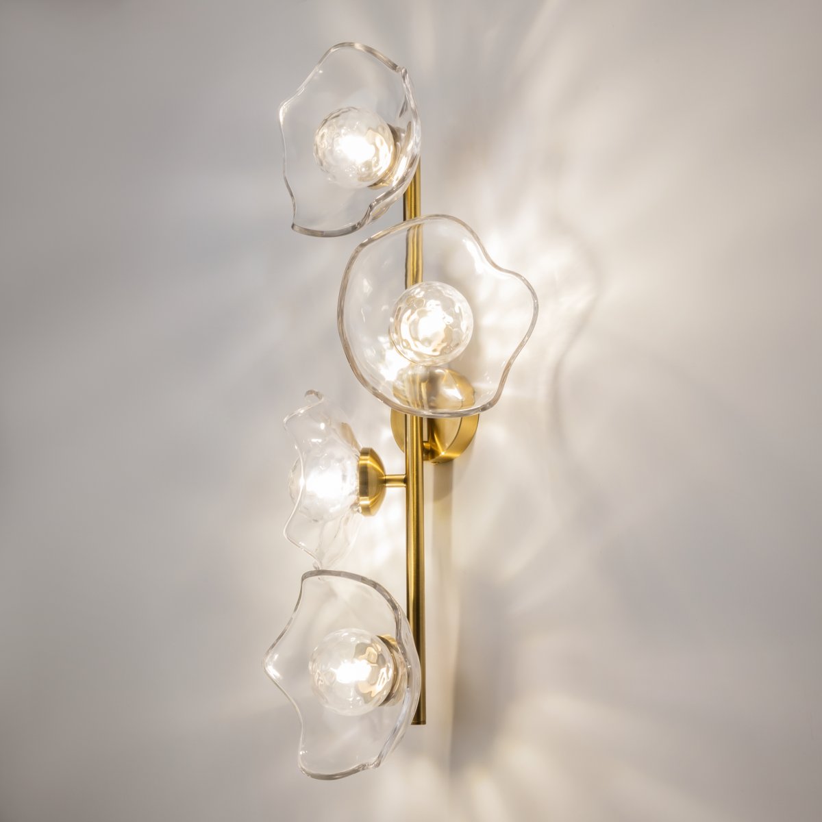 Miracle 4 Messing wandlampe Von Maytoni - Die Lampe hat eine weiche und organische Form, die zu einem spektakul&auml;ren Lichteffekt beitr&auml;gt.