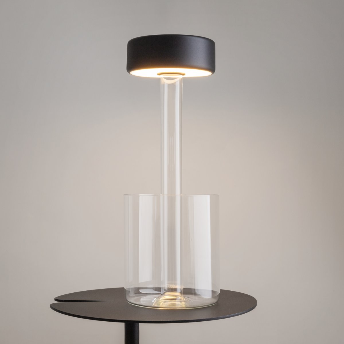 AI Collaboration 35cm Schwarz tragbare Von Maytoni - Die Lampen verfügen über einen praktischen Touch-Schalter über dem Lampenschirm und sind tragbar mit einer Akkulaufzeit von bis zu 8 Stunden.