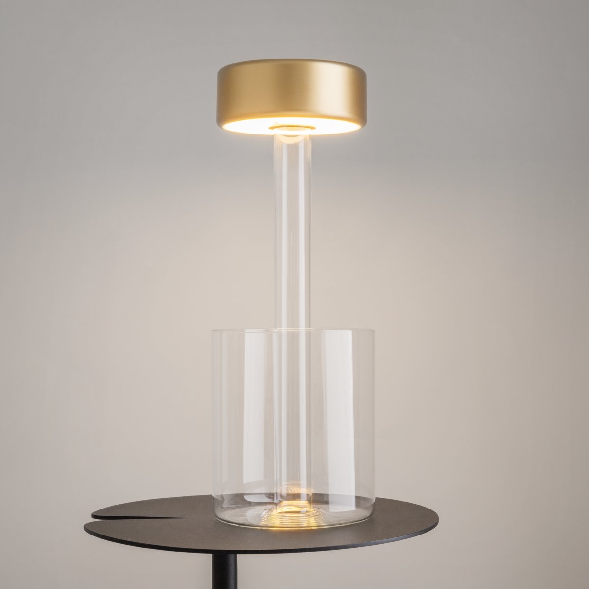 AI Collaboration 35cm Gold tragbare Von Maytoni - Die Lampen verfügen über einen praktischen Touch-Schalter über dem Lampenschirm und sind tragbar mit einer Akkulaufzeit von bis zu 8 Stunden.