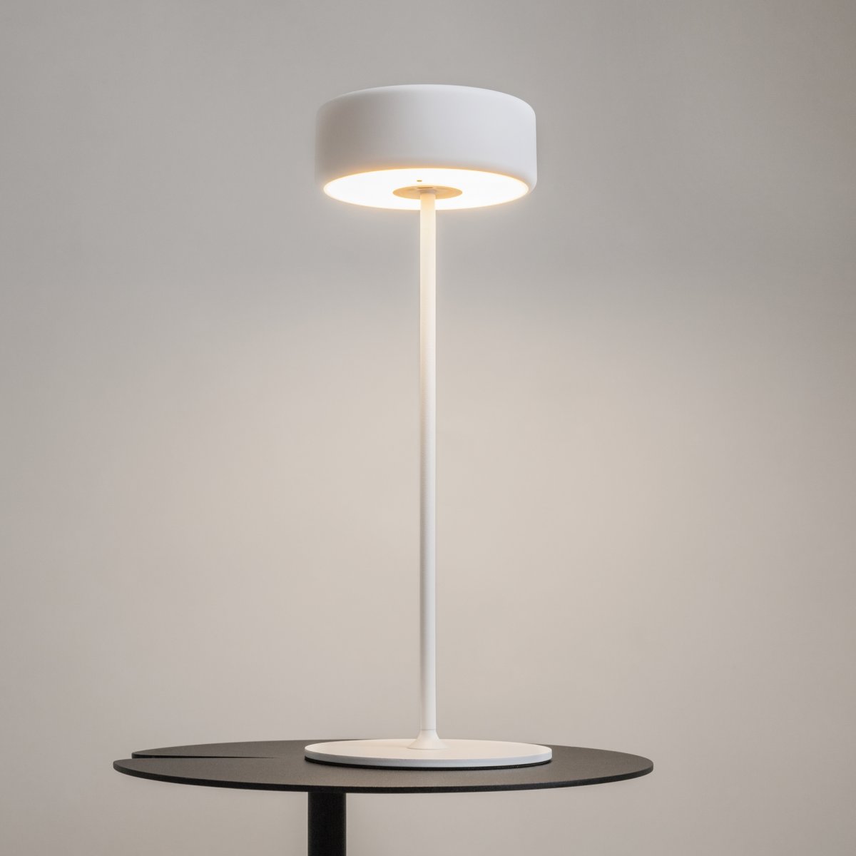 AI Collaboration 35cm Weiß tragbare Von Maytoni - Die Lampen verfügen über einen praktischen Touch-Schalter über dem Lampenschirm und sind tragbar mit einer Akkulaufzeit von bis zu 8 Stunden.