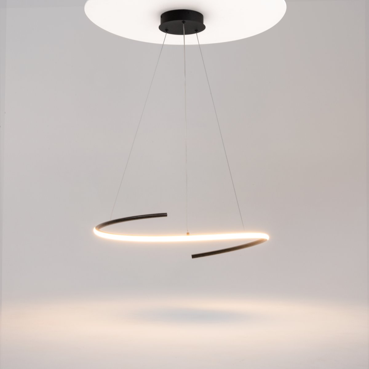 Curve Ø60 Schwarz hängelampe Von Maytoni - Curve ist ein eindrucksvolles Element in jedem modernen Interieur und setzt den Ton für ein stilvolles und anspruchsvolles Zuhause.