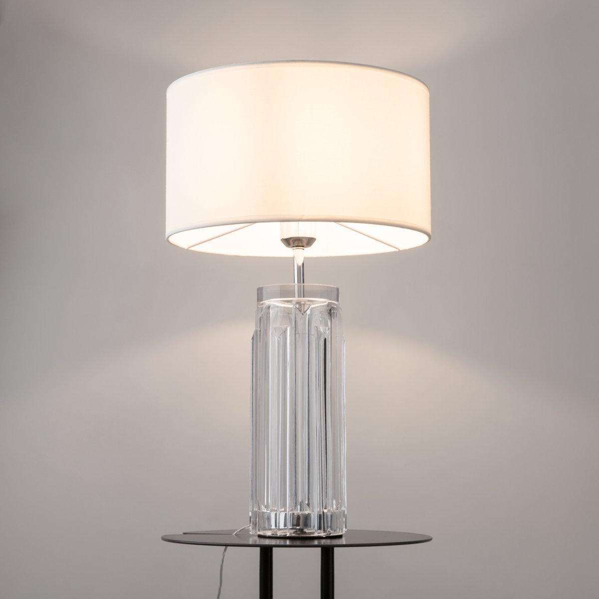 Muse 52cm Chrom tischlampe Von Maytoni - Die Tischlampe Muse hat ein elegantes Design mit einem geformten Sockel aus Gussglas, was sie zu einem wahren Kunstwerk macht.