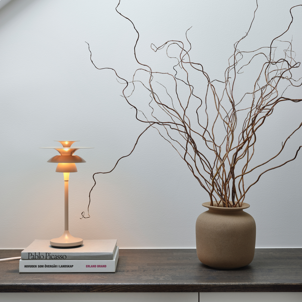 Picasso 35cm Nougat tischlampe Von Belid - Die Farben harmonieren sehr gut mit nat&uuml;rlichen Einrichtungsstilen, aber auch mit eher grafischen Einrichtungsstilen, bei denen die Innendetails eher dezent wirken sollen.