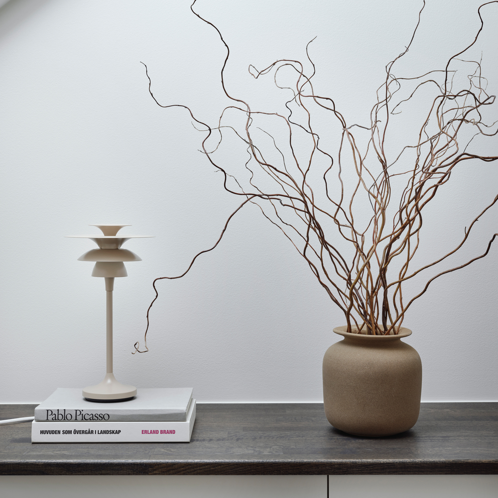 Picasso 35cm Nougat tischlampe Von Belid - Die Farben harmonieren sehr gut mit nat&uuml;rlichen Einrichtungsstilen, aber auch mit eher grafischen Einrichtungsstilen, bei denen die Innendetails eher dezent wirken sollen.