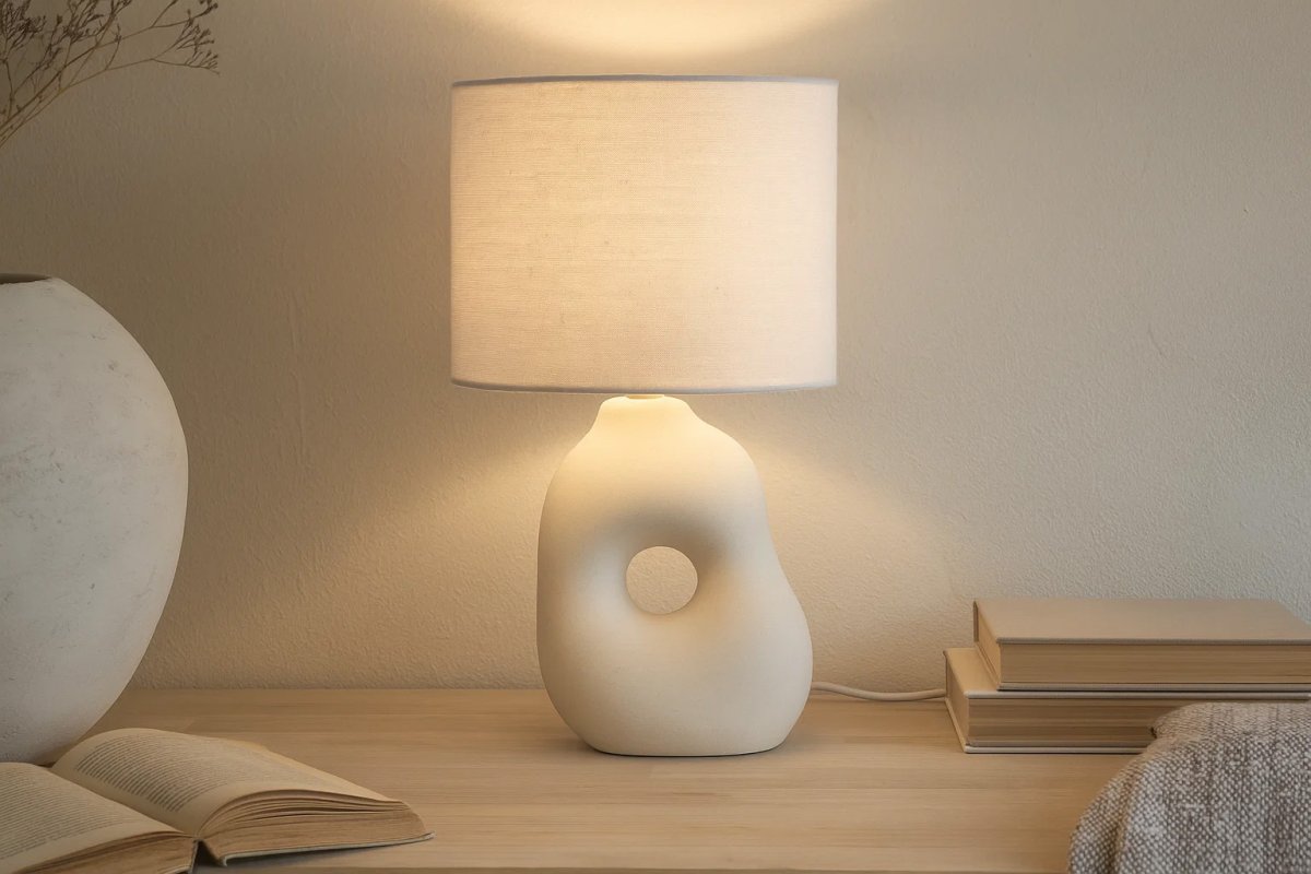 Pikazo 45cm Beige tischlampe Von Lampan - Der sanfte Farbton und die einzigartige Form verleihen der Leuchte einen modernen und k&uuml;nstlerischen Charakter.