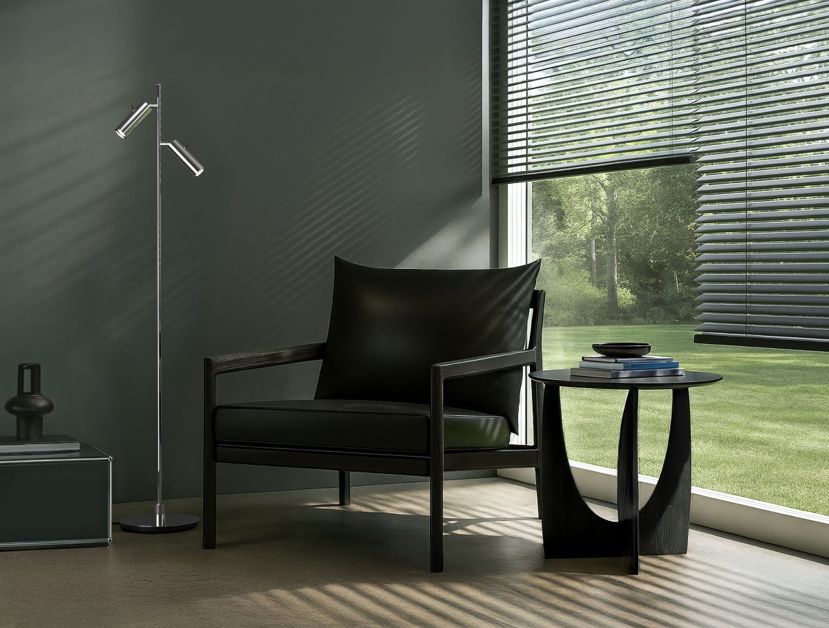 Pipeline 2 Chrom stehlampe Von Herstal - Die Stehleuchte Pipeline vereint minimalistisches Design mit hoher Funktionalit&auml;t und ist die perfekte Beleuchtungsl&ouml;sung f&uuml;r moderne Interieurs.
