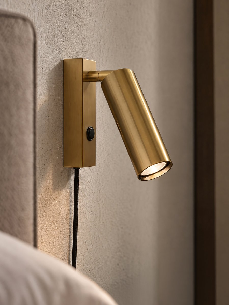 Pipeline Messing leselampe Von Herstal - Die Leuchte spendet ein angenehmes und gerichtetes Licht und eignet sich daher perfekt als Nachttischlampe oder zur funktionalen Beleuchtung anderer Wohnbereiche.