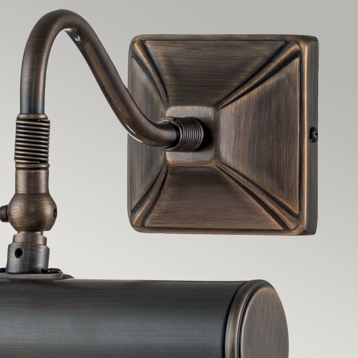 Picture 19cm Bronze Von Elstead Lighting - Das Design umfasst geschmackvoll detaillierte Wandhalterungen und dekorative Wickeldetails, die für ein subtiles und dennoch anspruchsvolles Aussehen sorgen.