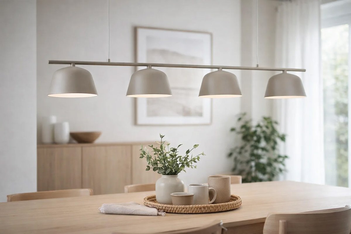 Pop 142cm Beige hängelampe Von Nordic Lighting - Ihre klaren Linien und die nach unten gerichteten Schirme sorgen f&uuml;r ein angenehmes und funktionales Licht &uuml;ber dem Esstisch oder in der K&uuml;che.