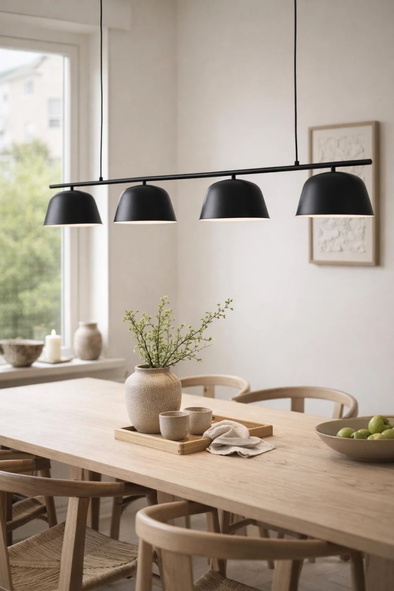 Pop 142cm Schwarz hängelampe Von Nordic Lighting - Ihre klaren Linien und die nach unten gerichteten Schirme sorgen f&uuml;r ein angenehmes und funktionales Licht &uuml;ber Essbereich oder K&uuml;che.