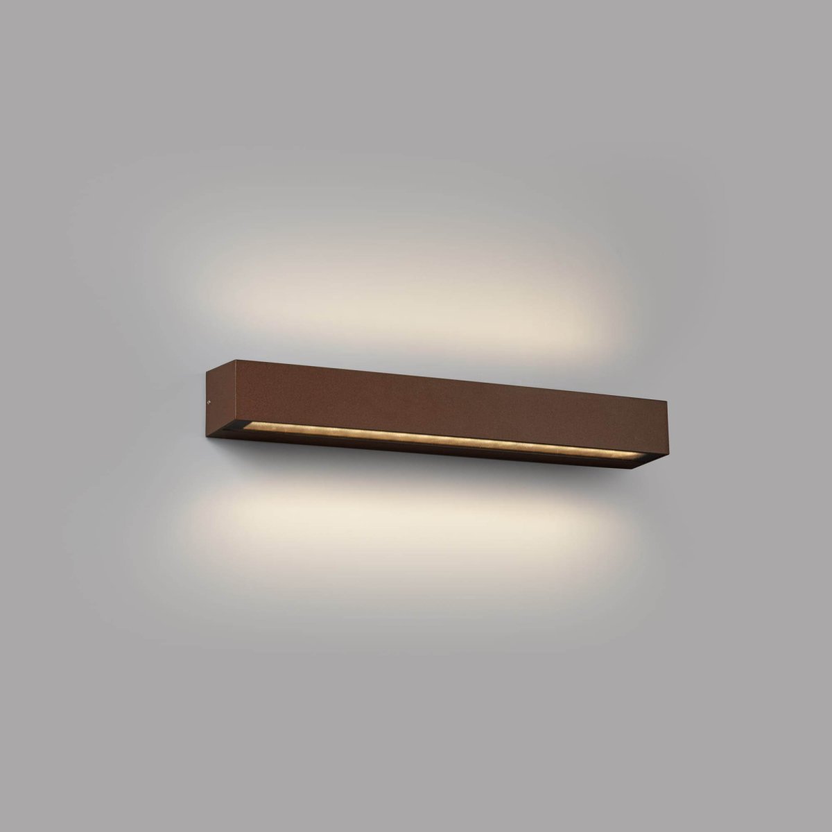 Doro Braun außenlampe Von Faro Barcelona - Mit einem Effekt von 28 W projiziert es Licht von beiden Seiten und sorgt f&uuml;r eine elegante und funktionale Beleuchtung von Au&szlig;enbereichen.
