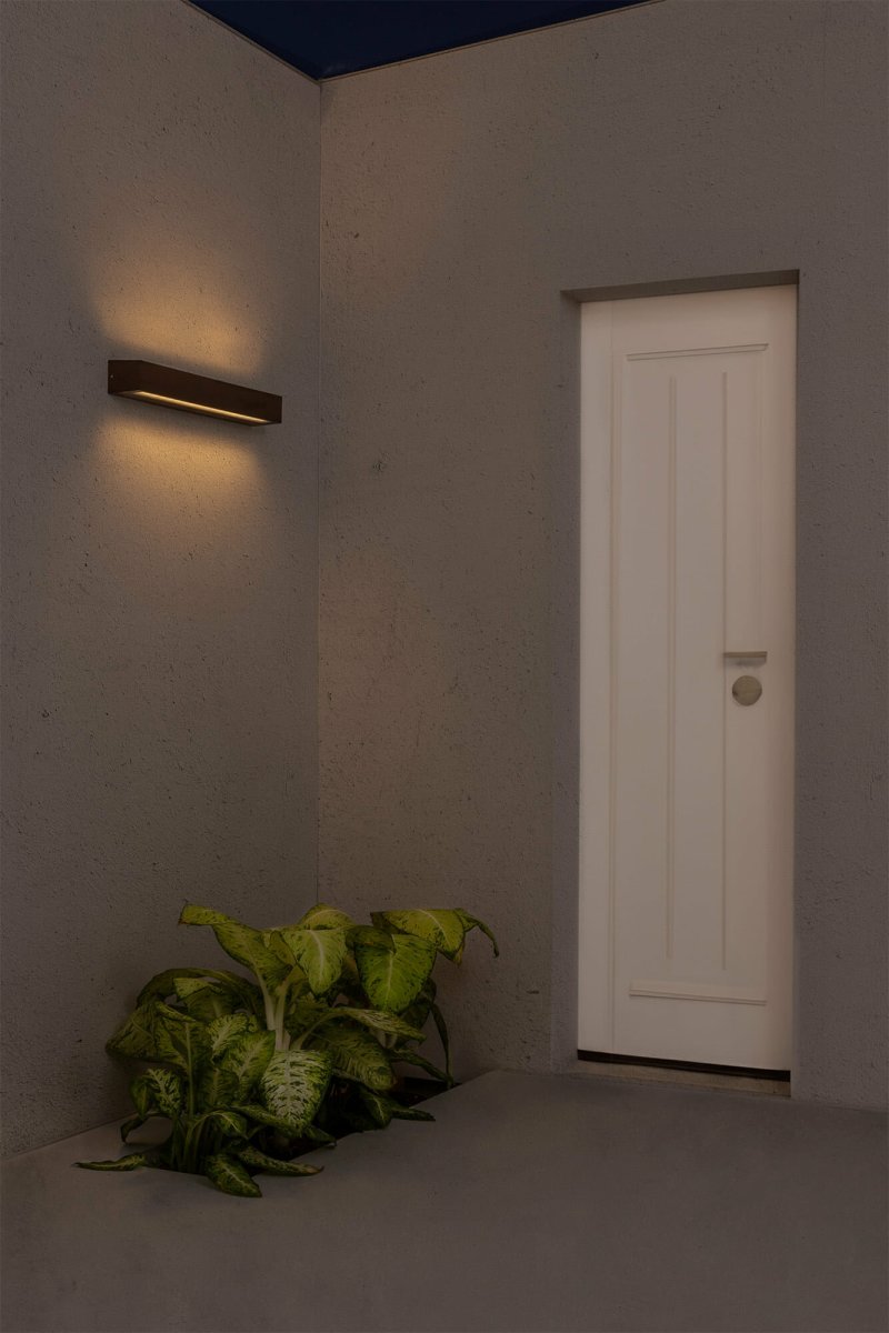 Doro Braun außenlampe Von Faro Barcelona - Mit einem Effekt von 28 W projiziert es Licht von beiden Seiten und sorgt f&uuml;r eine elegante und funktionale Beleuchtung von Au&szlig;enbereichen.