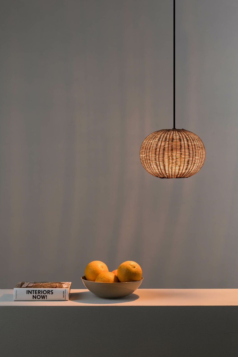 Haka Ø25 Natur hängelampe Von Faro Barcelona - HAKA ist eine runde Pendelleuchte im mediterranen Stil mit einem wundersch&ouml;nen Rattanschirm, der das Licht stimmungsvoll und dekorativ verteilt.
