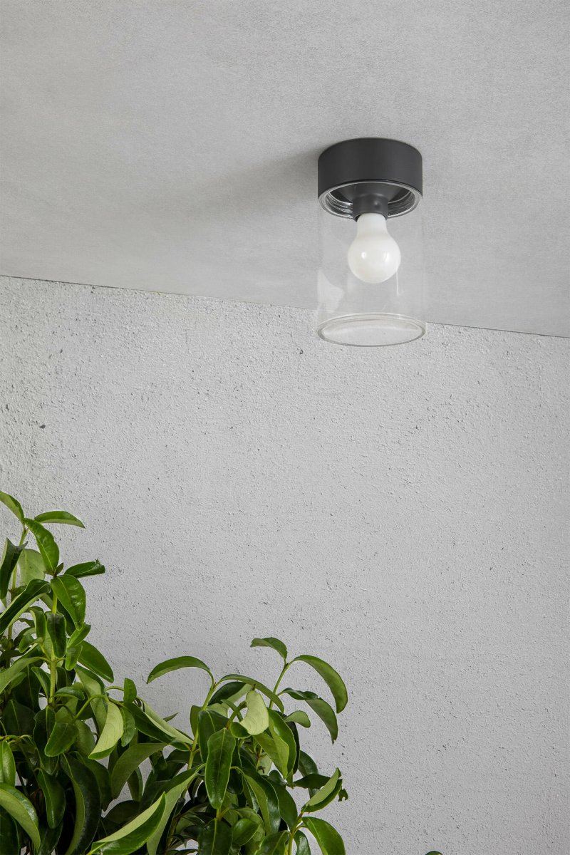 Kila Grau außenlampe Von Faro Barcelona - Kila ist eine Au&szlig;enlampe aus Aluminium und Glas mit einem stilvollen Design, das den halbtransparenten Diffusor und die sichtbare Lichtquelle hervorhebt.