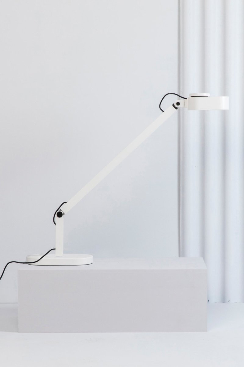 Inviting 86cm Weiß schreibtischlampe Von Faro Barcelona - Durch Aufschieben des oberen Rings und Hin- und Herbewegen des Kopfes regulieren Sie die Helligkeit, durch Drehen ver&auml;ndern Sie die Farbtemperatur.