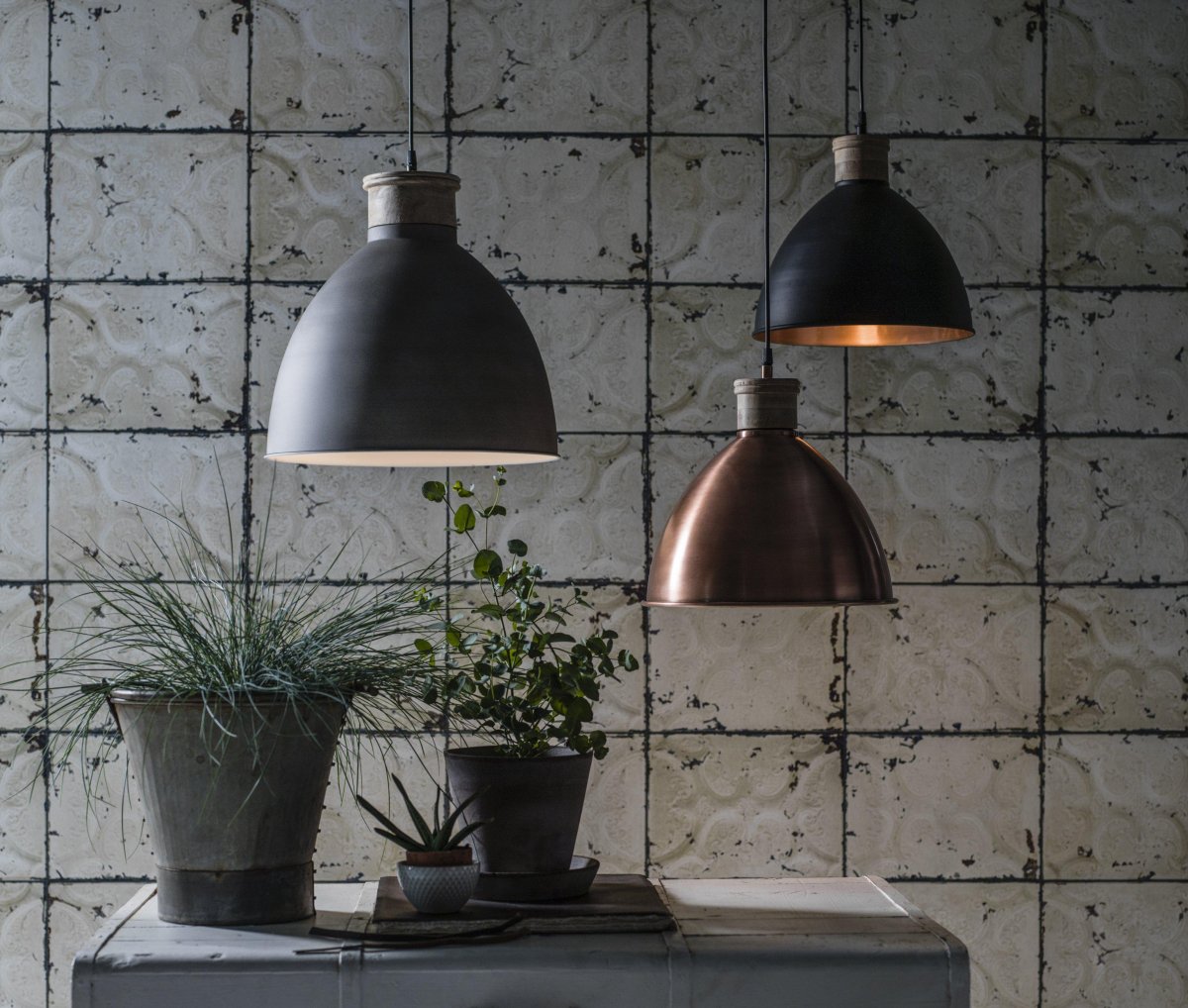 Roseville Ø42 Grau hängelampe Von PR Home - Die Deckenleuchte besteht aus Metall und verf&uuml;gt &uuml;ber ein 1,6 Meter langes Kabel mit einer Deckendose in der gleichen Farbe wie die Leuchte.