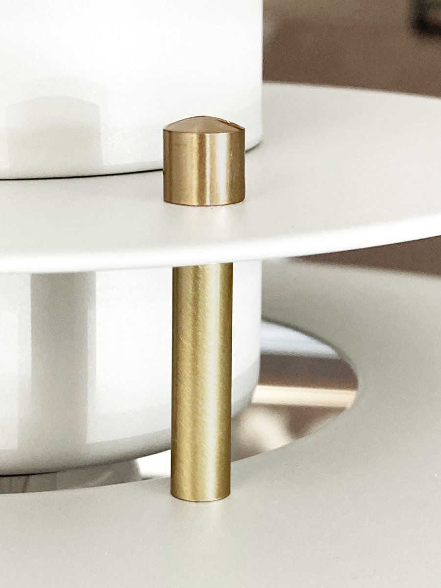 Primus II Ø43 Mattweiß/Messing hängelampe Von Belid - Primus ist eine beliebte Küchenpendelleuchte mit zeitlosem Design, das im Laufe der Jahre an Trends angepasst wurde.