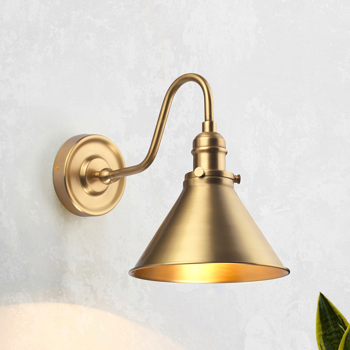 Provence Ø20 Antikes Messing wandlampe Von Elstead Lighting - Dieses zeitlose Design passt sowohl zu klassischen als auch zu modernen Inneneinrichtungen und bietet eine praktische und elegante Beleuchtungslösung.