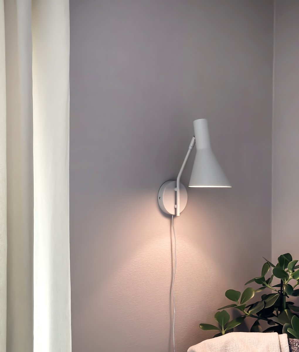 Ceres Beige leselampe Von Aneta Lighting - Die Wandleuchte CERES ist praktisch und stilvoll zugleich und sorgt für angenehmes Licht beim Lesen oder Handarbeiten.