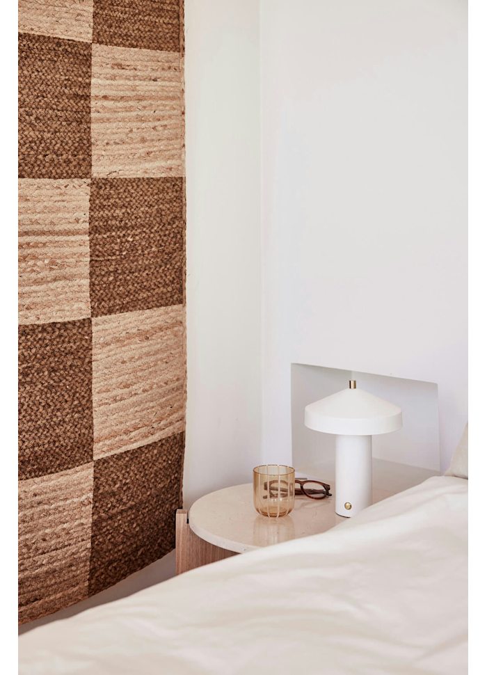 Hatto 25cm Weiß tragbare Von OYOY - Mit einer Dimmfunktion in drei Stufen und energieeffizienter LED bietet sie anpassbares und angenehmes Licht f&uuml;r unterschiedliche Bed&uuml;rfnisse.