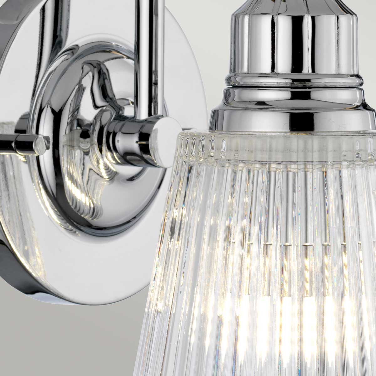 Addison Ø13 Chrom poliert badezimmerlampe Von Elstead Lighting - Verschönern Sie Ihr Badezimmer mit dieser eleganten Wandleuchte mit Schutzart IP44, die den Einsatz in feuchten Umgebungen sicher macht.