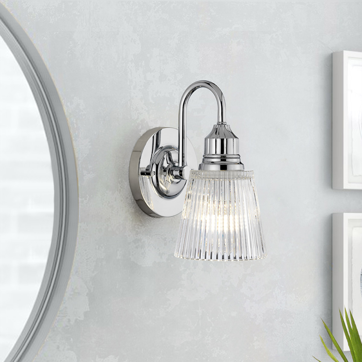 Addison Ø13 Chrom poliert badezimmerlampe Von Elstead Lighting - Verschönern Sie Ihr Badezimmer mit dieser eleganten Wandleuchte mit Schutzart IP44, die den Einsatz in feuchten Umgebungen sicher macht.