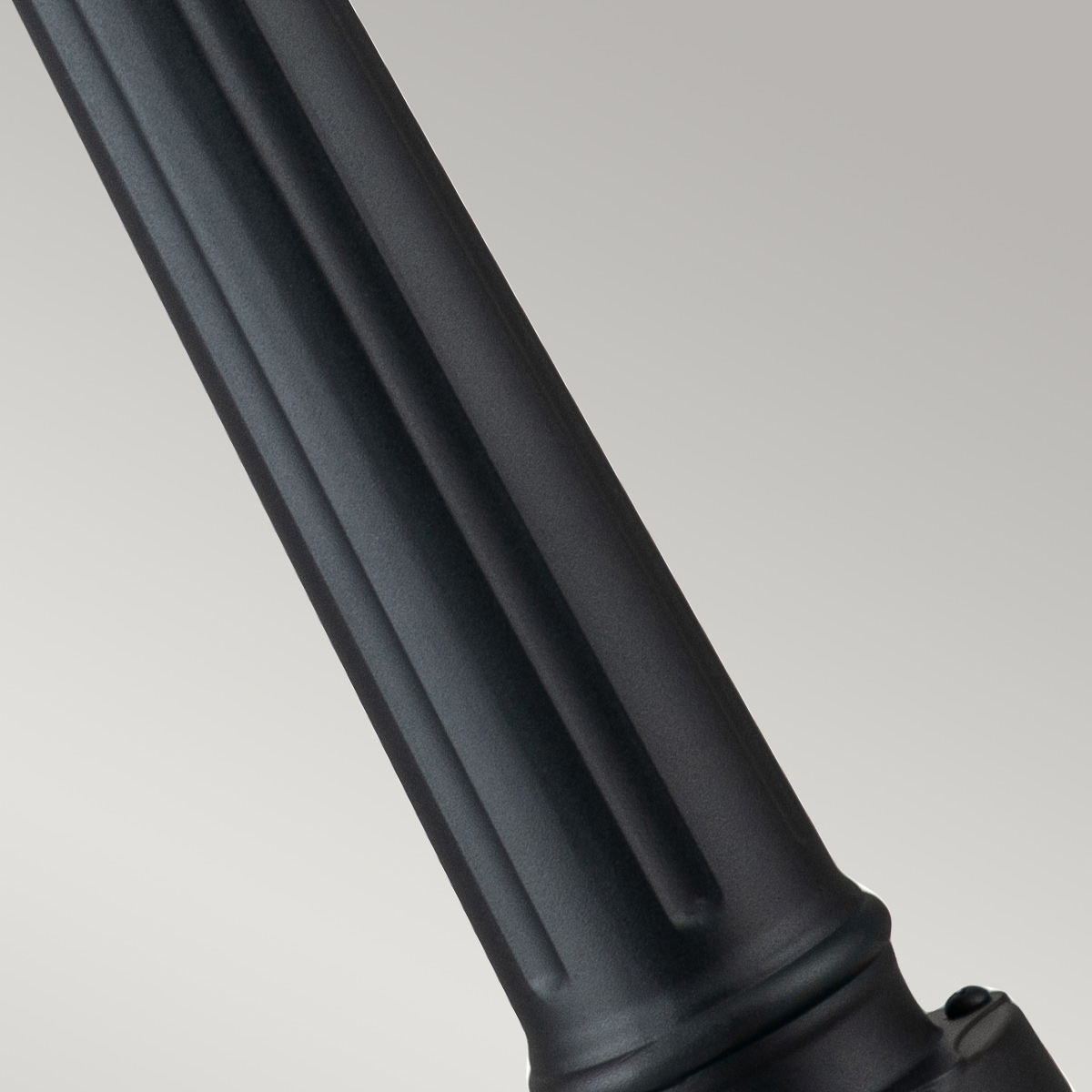 Alford Place 110cm Schwarz pollarleuchten Von Elstead Lighting - Alford Place &auml;r en stilren och klassisk pollare som ger din entr&eacute; eller tr&auml;dg&aring;rd en elegant touch.