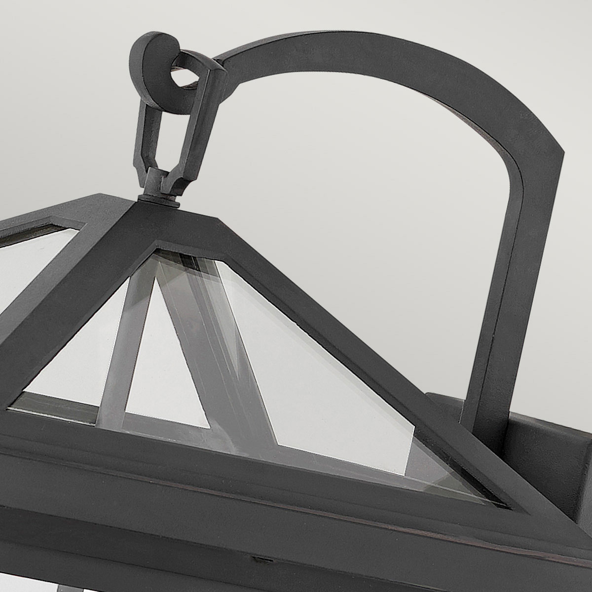 Alford Place 54cm Schwarz außenlampe Von Elstead Lighting - Alford Place &auml;r en klassisk och elegant fasadlampa som kombinerar tidl&ouml;s design med h&ouml;g kvalitet.