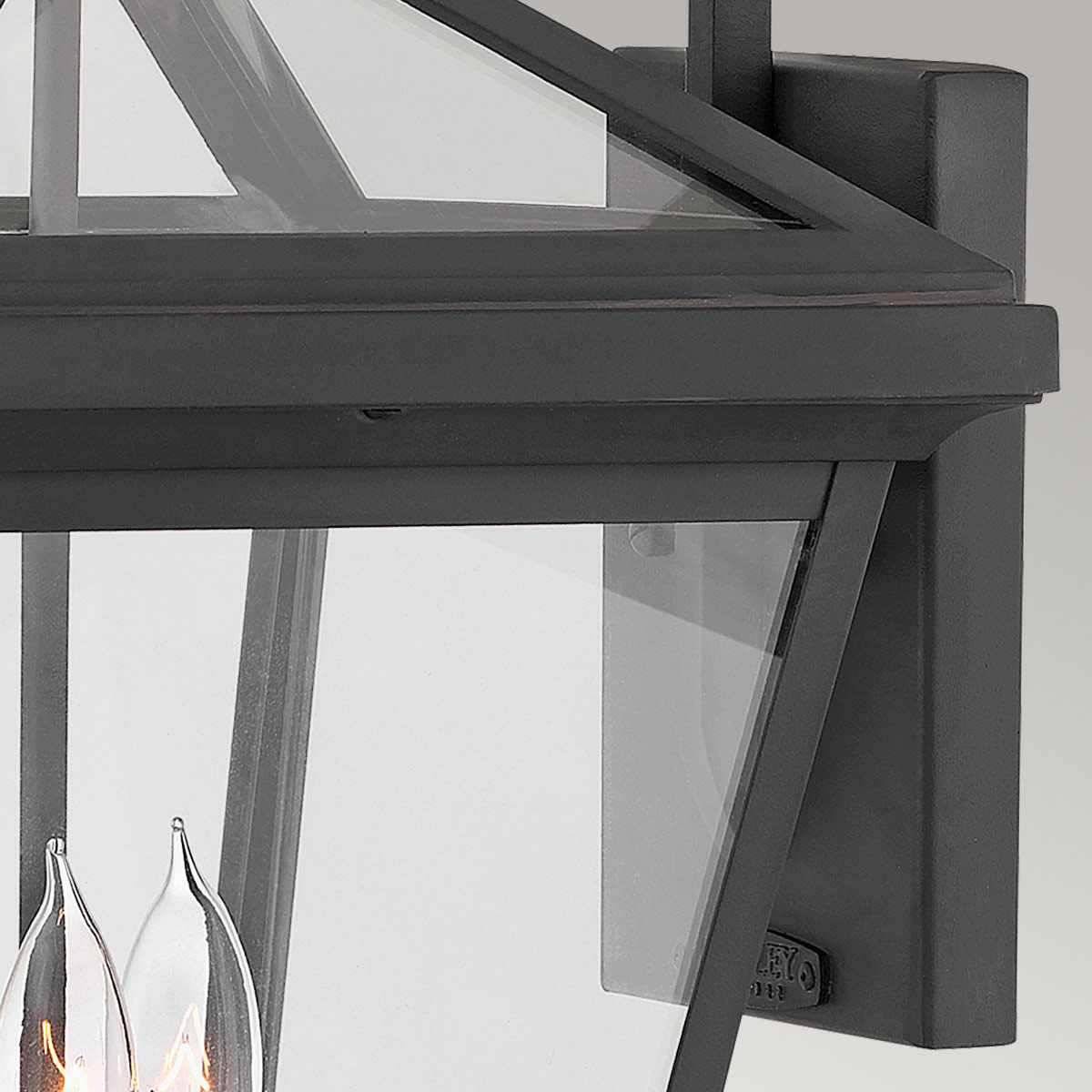 Alford Place 54cm Schwarz außenlampe Von Elstead Lighting - Alford Place &auml;r en klassisk och elegant fasadlampa som kombinerar tidl&ouml;s design med h&ouml;g kvalitet.