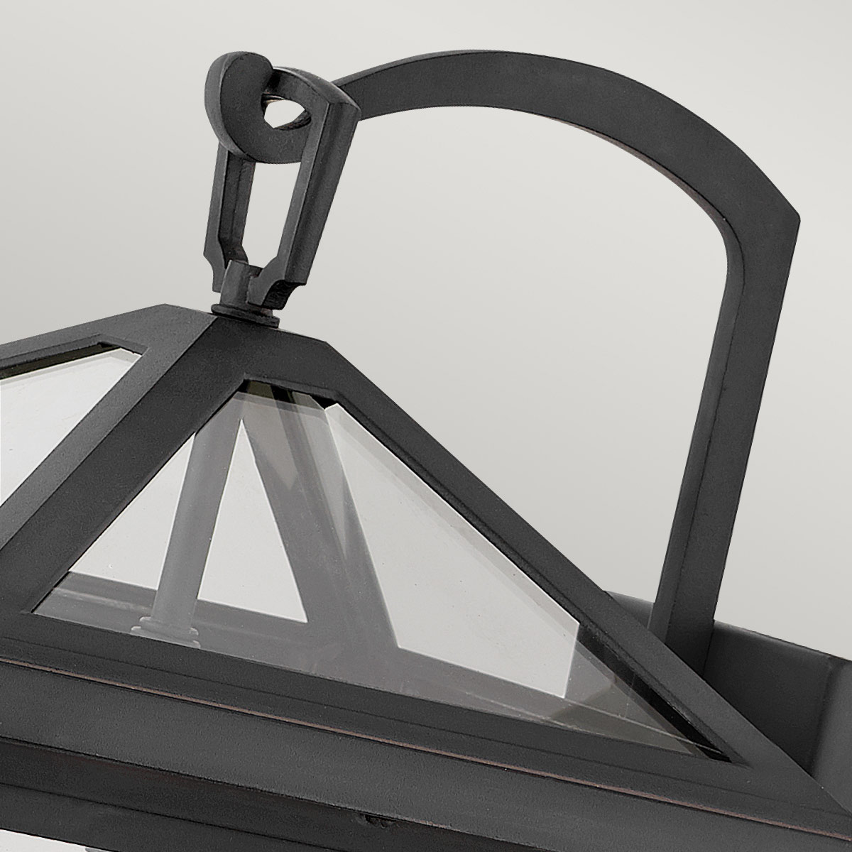 Alford Place 46cm Schwarz außenlampe Von Elstead Lighting - Den svarta ramen i aluminium och de klara glaspartierna skapar en lyxig och stilfull look som lyfter din entr&eacute;, uteplats eller fasad.