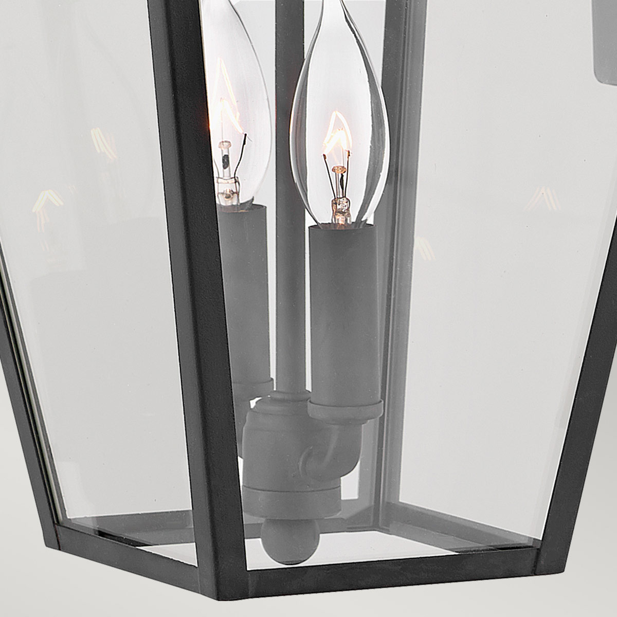 Alford Place 46cm Schwarz außenlampe Von Elstead Lighting - Den svarta ramen i aluminium och de klara glaspartierna skapar en lyxig och stilfull look som lyfter din entr&eacute;, uteplats eller fasad.