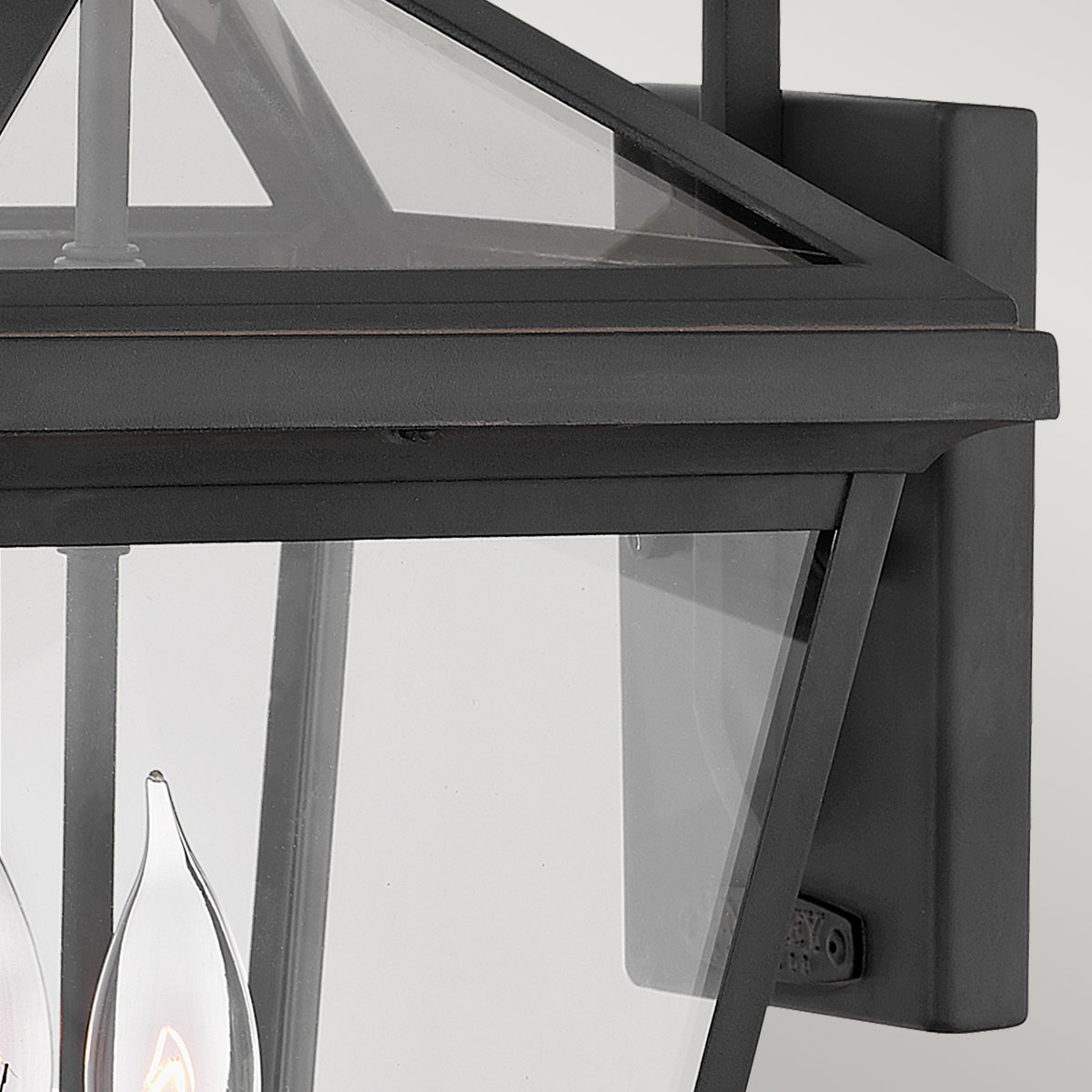 Alford Place 46cm Schwarz außenlampe Von Elstead Lighting - Den svarta ramen i aluminium och de klara glaspartierna skapar en lyxig och stilfull look som lyfter din entr&eacute;, uteplats eller fasad.